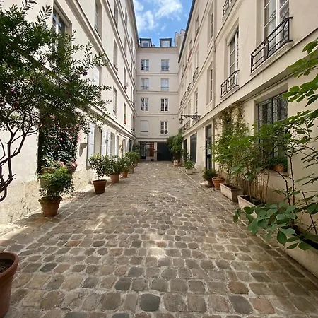 Проживание в семье La Le Marais *