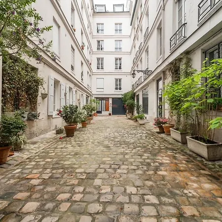 Проживание в семье La Le Marais *